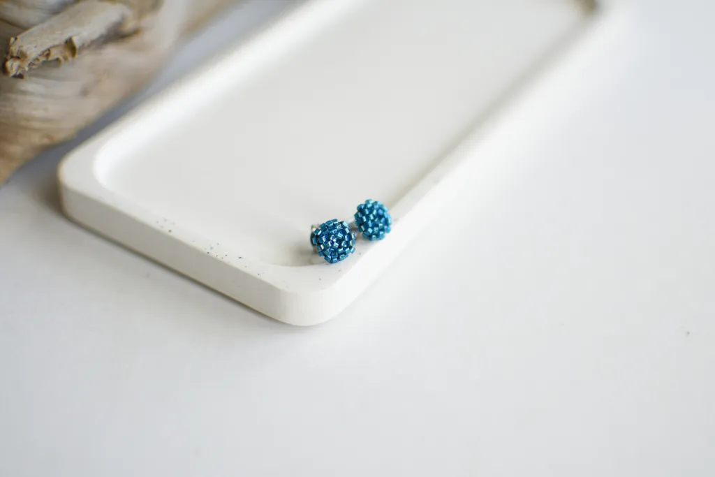 Голубые серьги-гвоздики из бисера