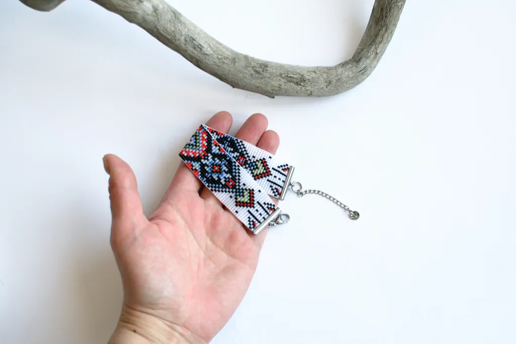 Широкий браслет из бисера в этно стиле