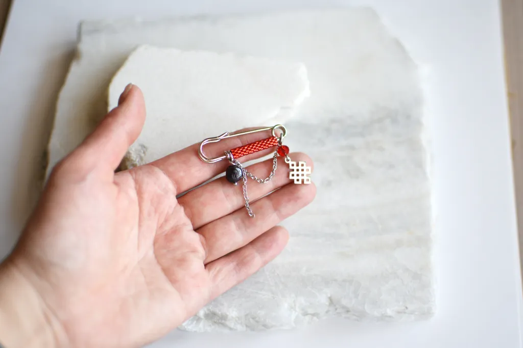 Брошь-булавка "Улзы" с гранатом