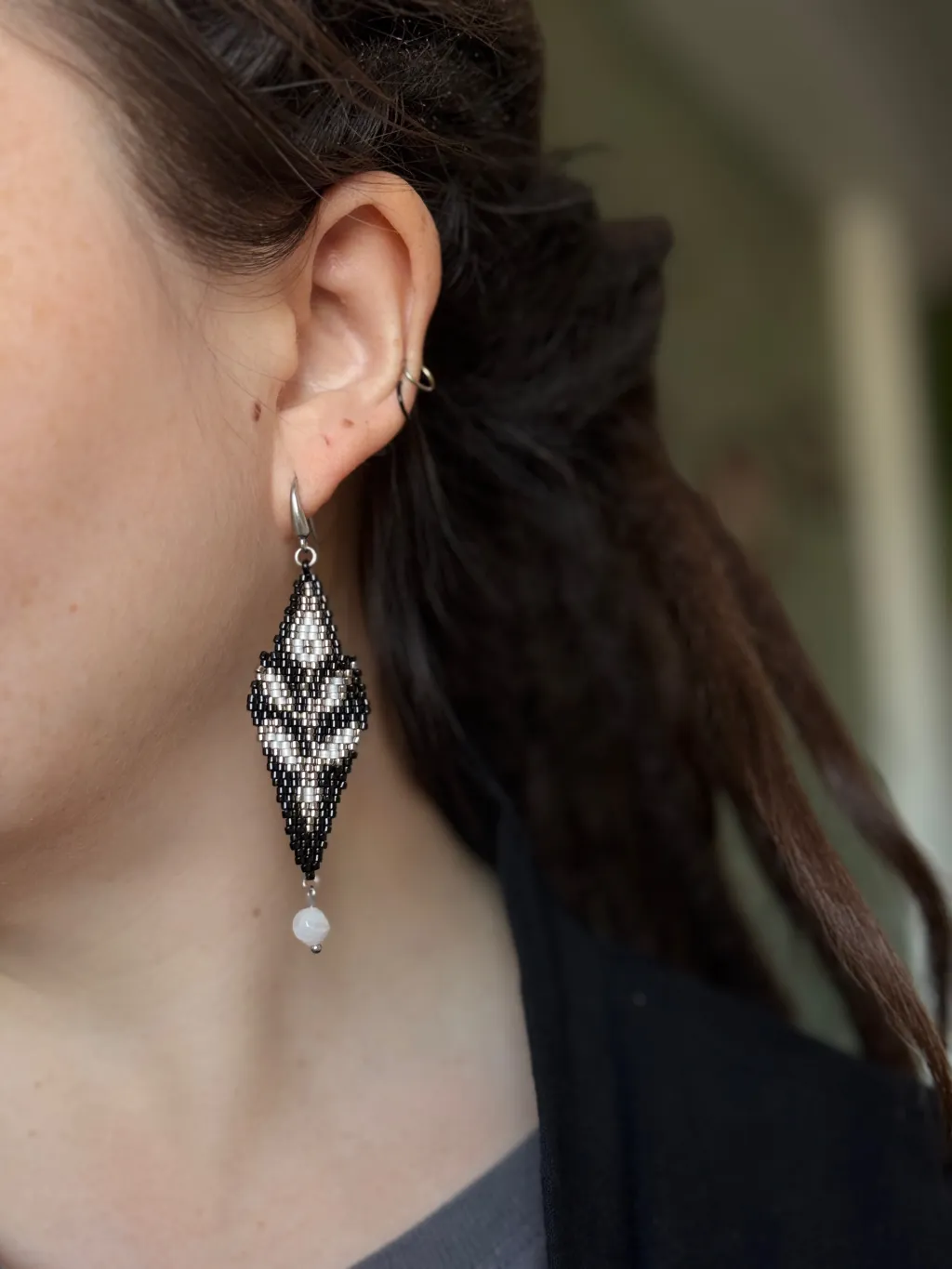 Черные серьги из бисера с веточками