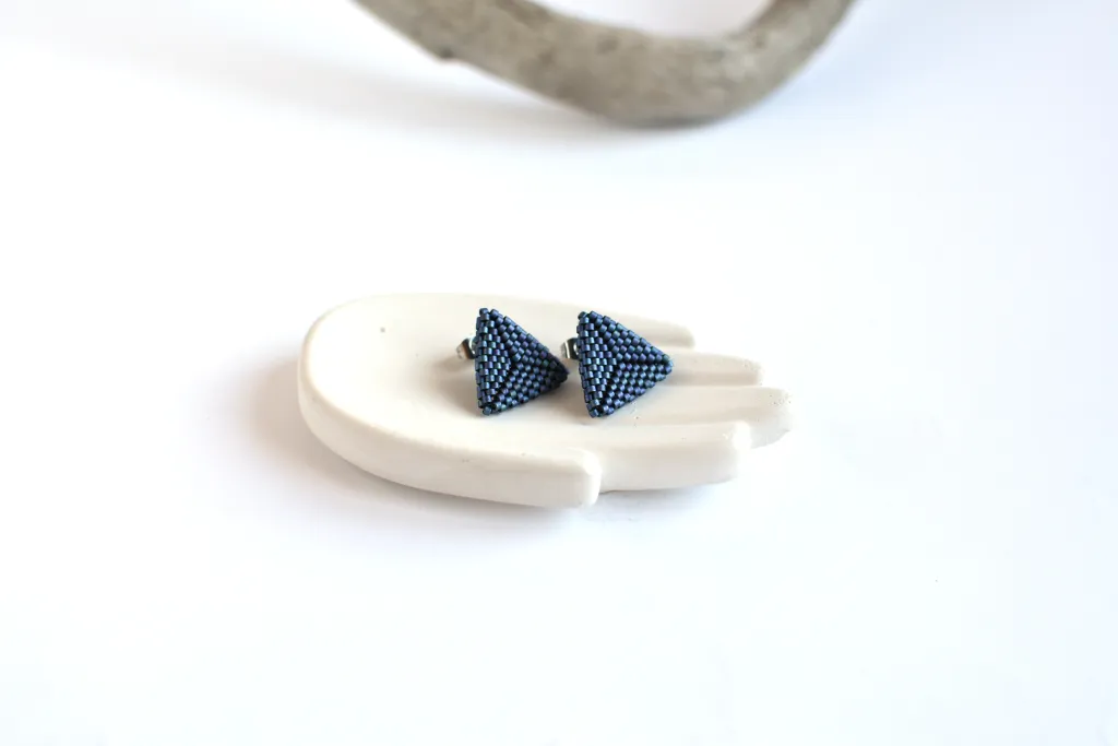 Треугольные серьги-гвоздики из бисера