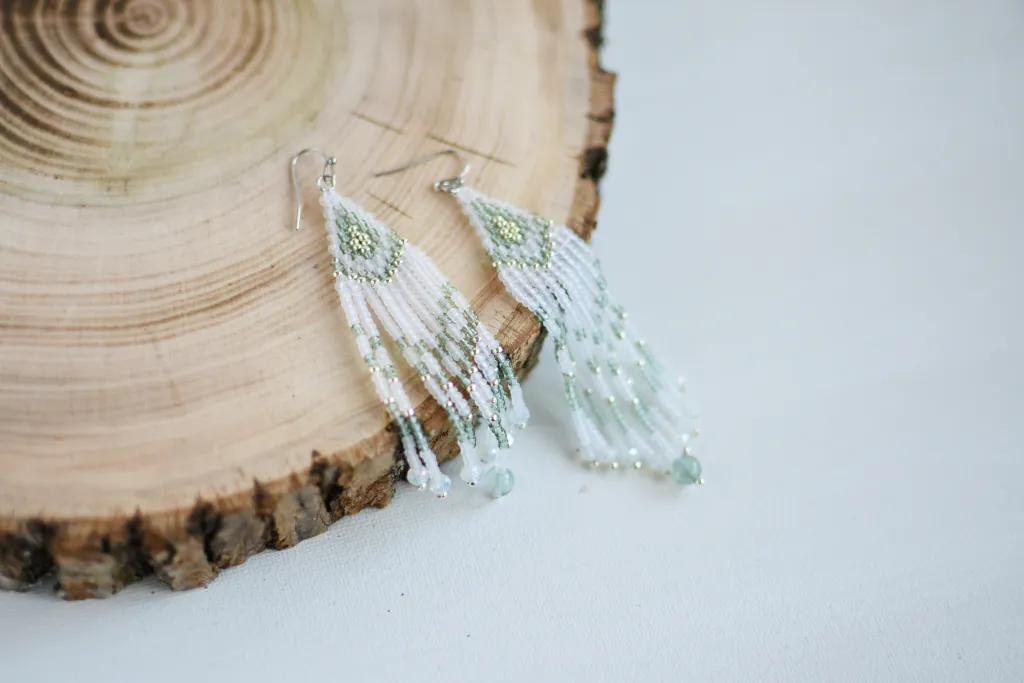 Зелёные серьги из бисера с бахромой