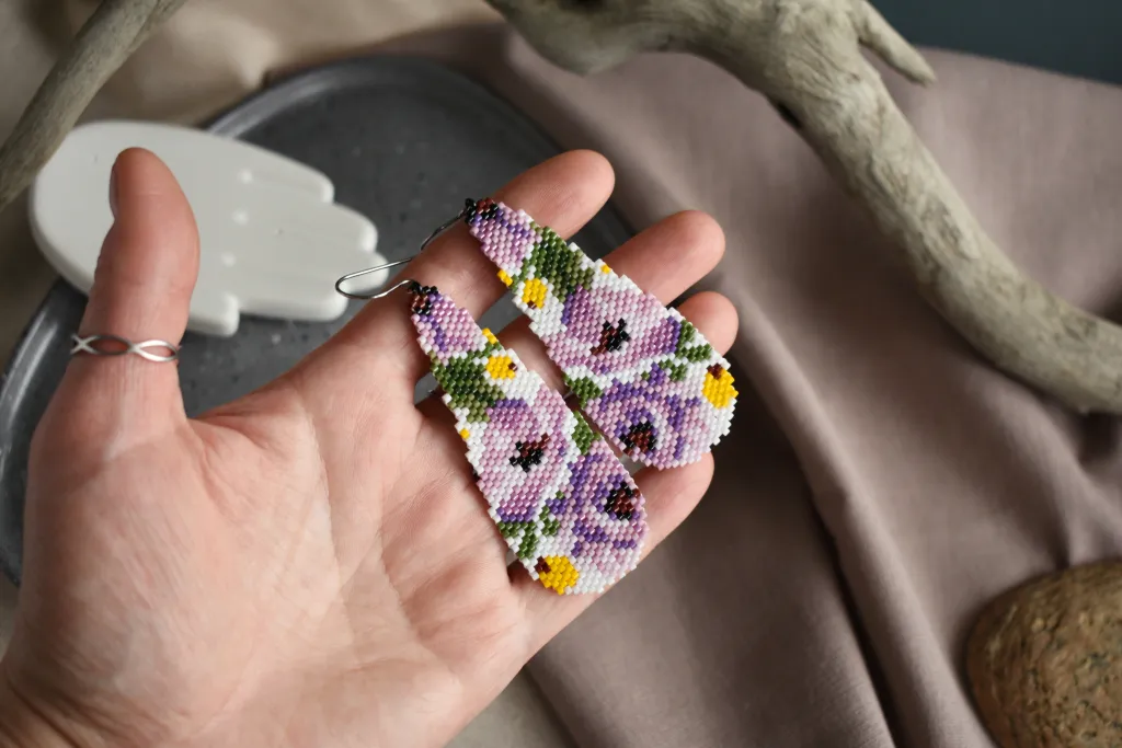 Серьги из бисера с пионами