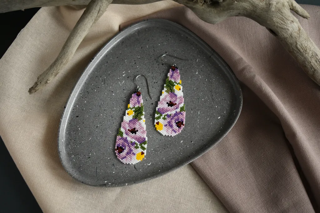 Серьги из бисера с пионами