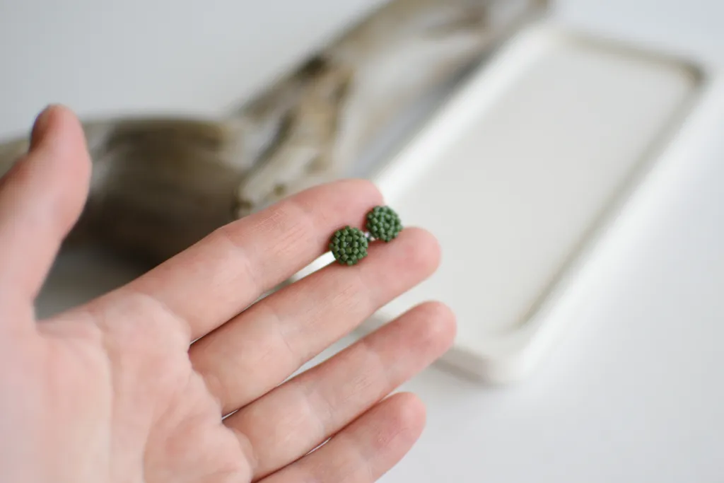 Зелёные серьги-гвоздики из бисера