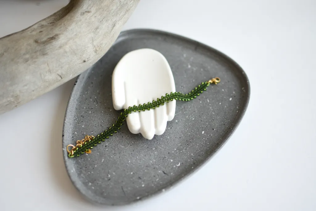 Зелёный браслет из бисера