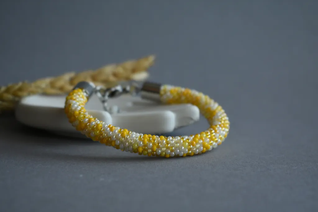 Лимонный браслет из бисера