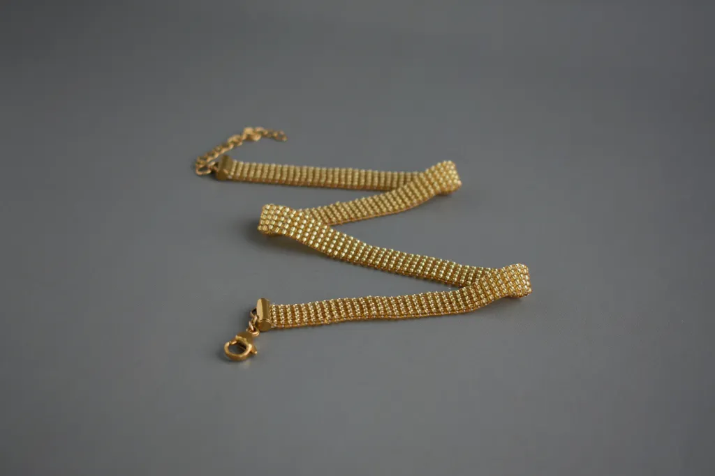 Золотистый чокер-браслет из бисера