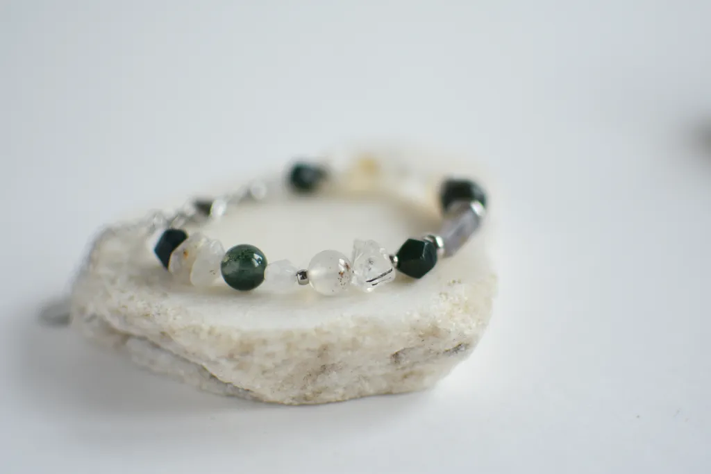 Браслет с яшмой, халцедоном и кварцем