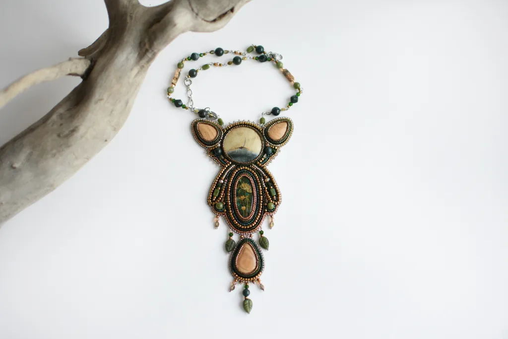 Колье из бисера с камнями "Хранитель трав"