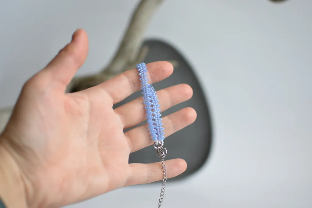 Голубой браслет из бисера