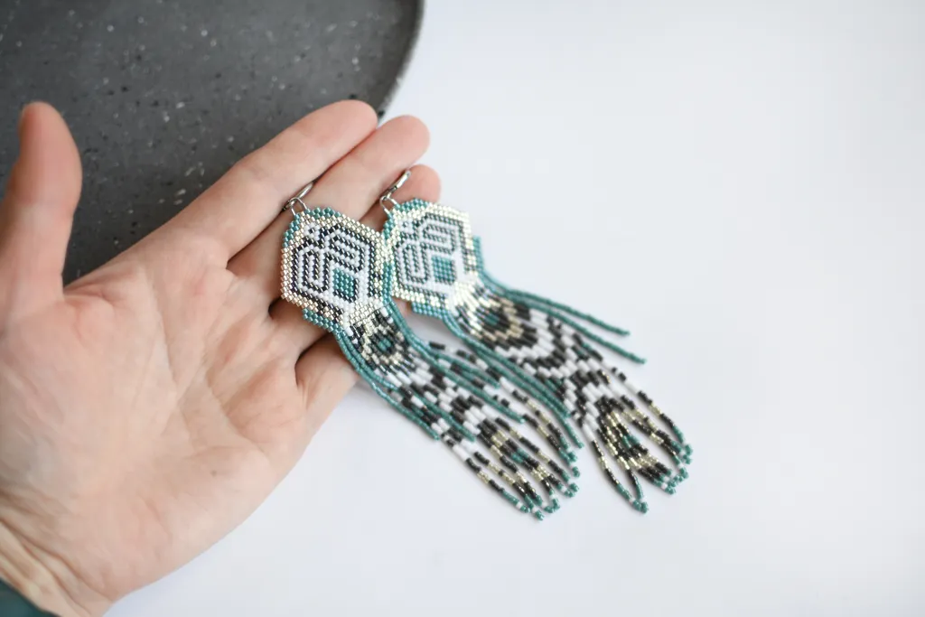 Длинные серьги из бисера с бахромой