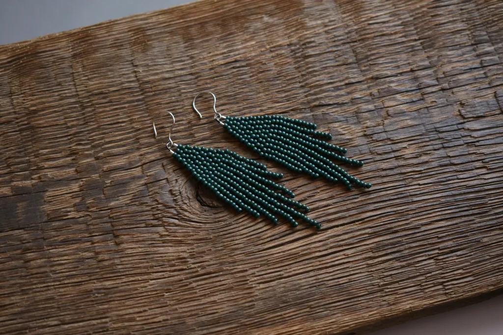 Тёмно-зеленые серьги из бисера с бахромой
