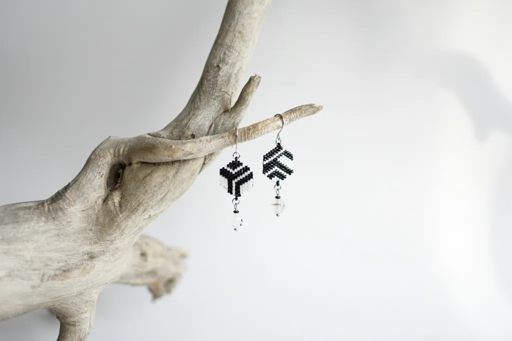 Серьги из бисера с халцедоном