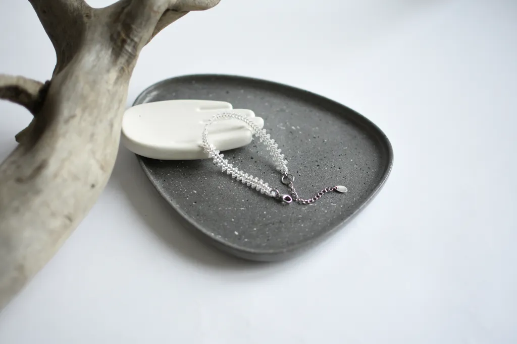 Белый браслет из бисера