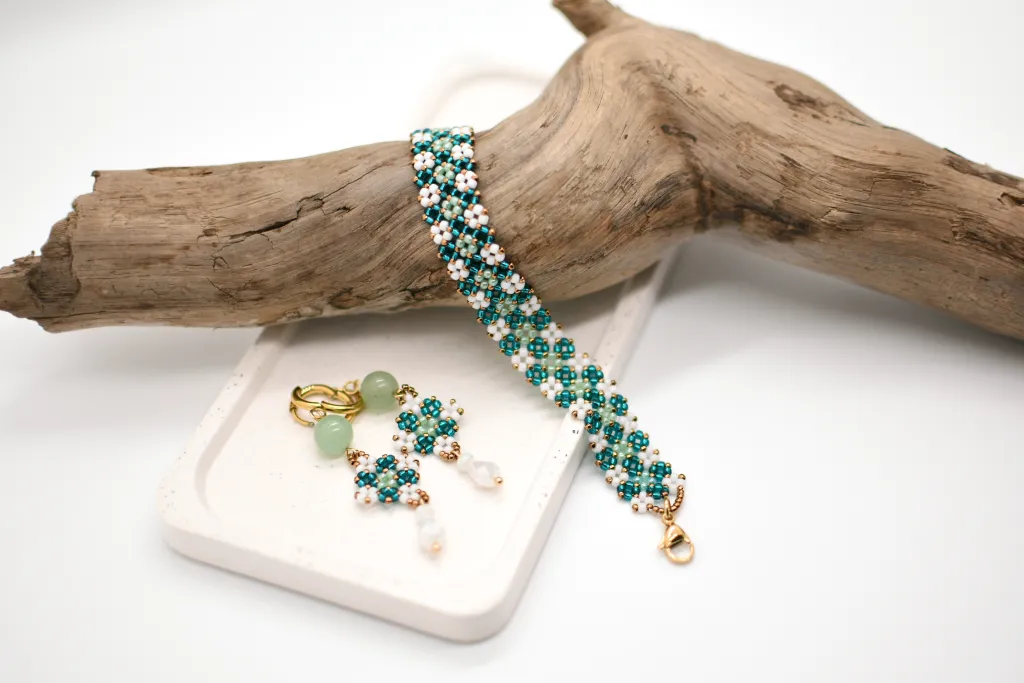 Комплект из браслета и серёжек из бисера "Сад у воды"