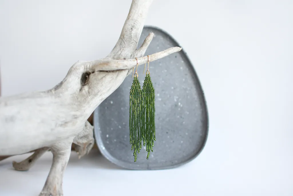 Зелёные серьги из бисера с бахромой