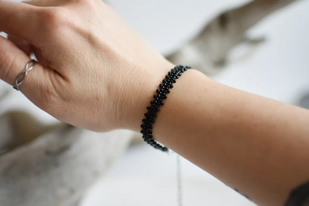 Чёрный браслет из бисера