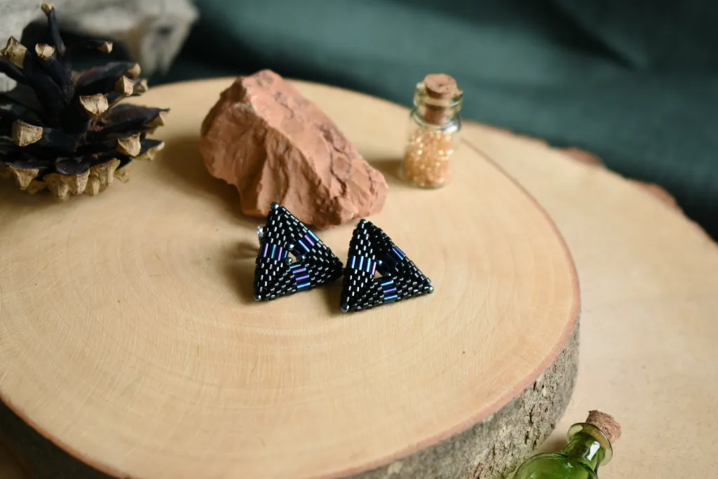 Серьги треугольники из бисера