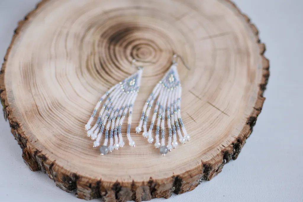 Серые серьги из бисера с бахромой и лабрадором