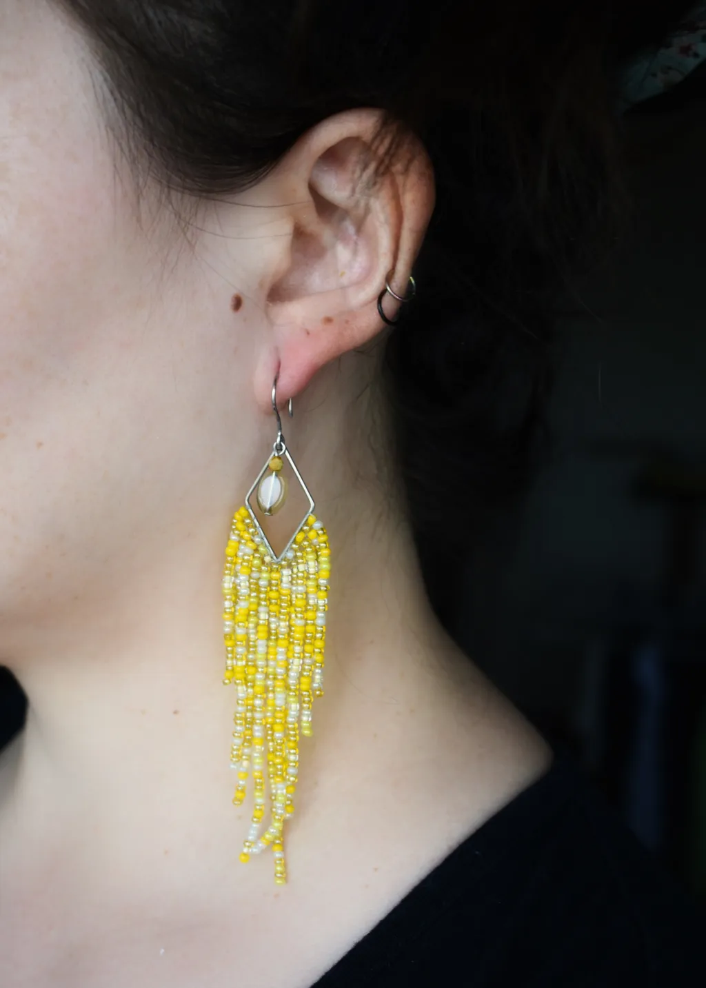 Желтые серьги из бисера с бахромой "Акация"