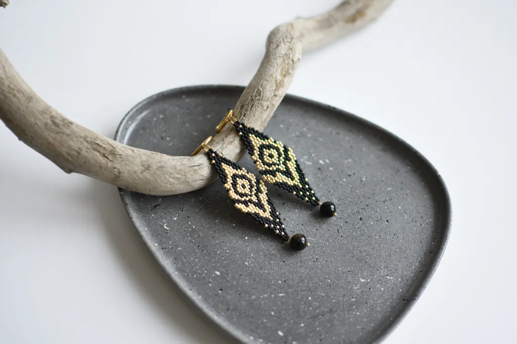 Чёрно-золотистые серьги из бисера