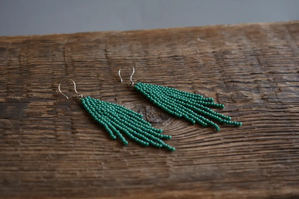Зелёные серьги из бисера с бахромой