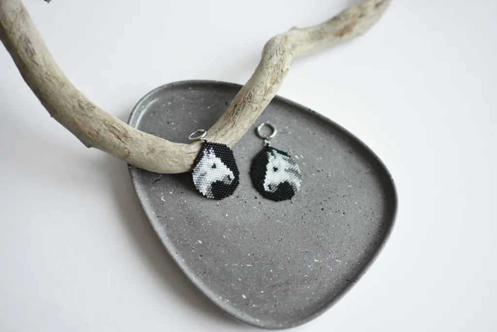 Серьги с белой лошадью из бисера