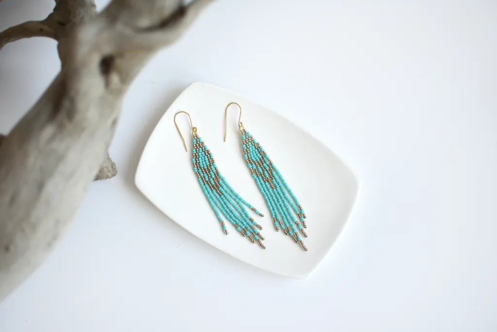 Яркие бирюзовые серьги из бисера