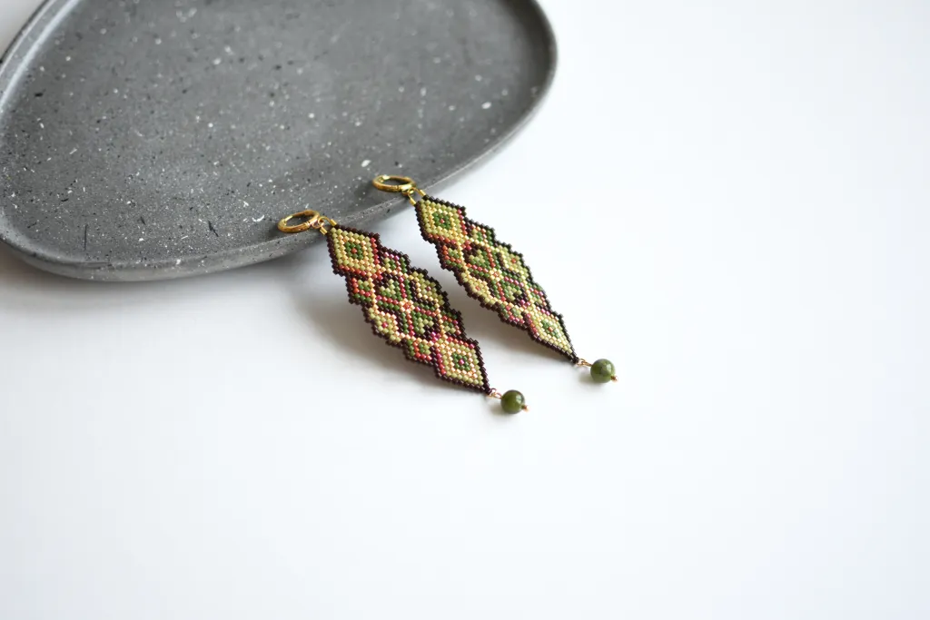 Длинные бохо-серьги из бисера с нефритом