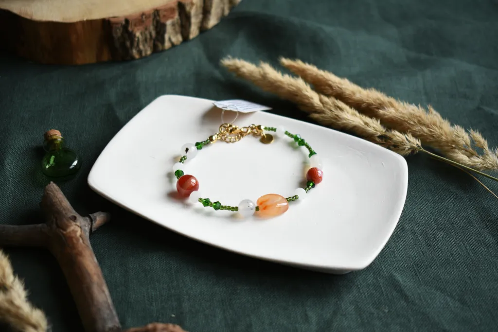 Яркий браслет с натуральными камнями