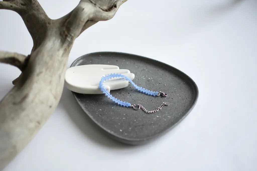 Голубой браслет из бисера