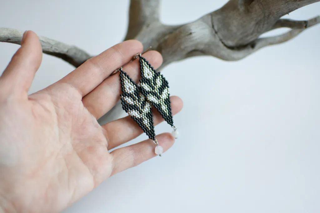 Черные серьги из бисера с веточками