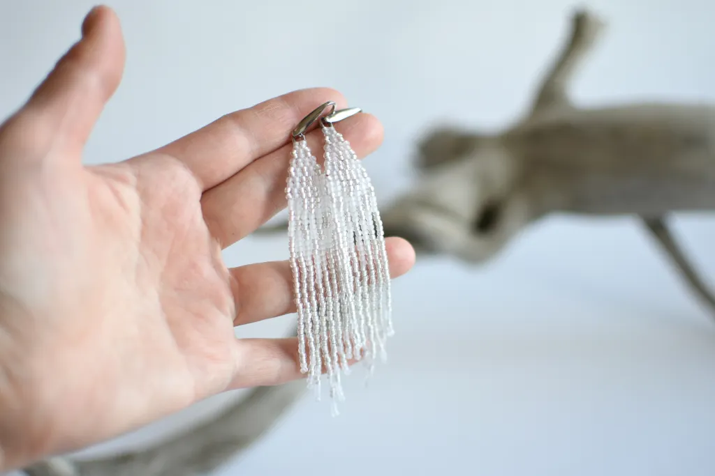 Белые серьги из бисера