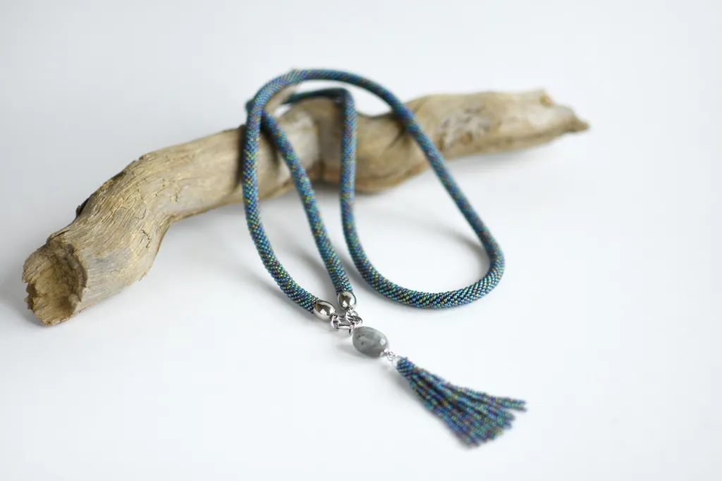 Длинный серый жгут с лабрадором и кисточкой