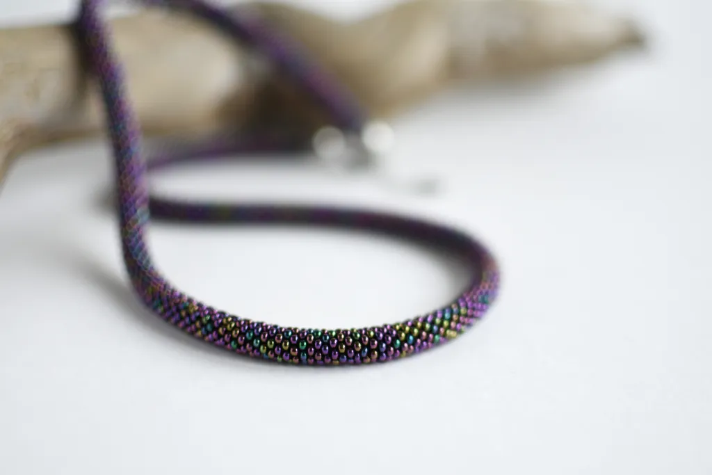 Длинный тонкий фиолетовый шнур из бисера