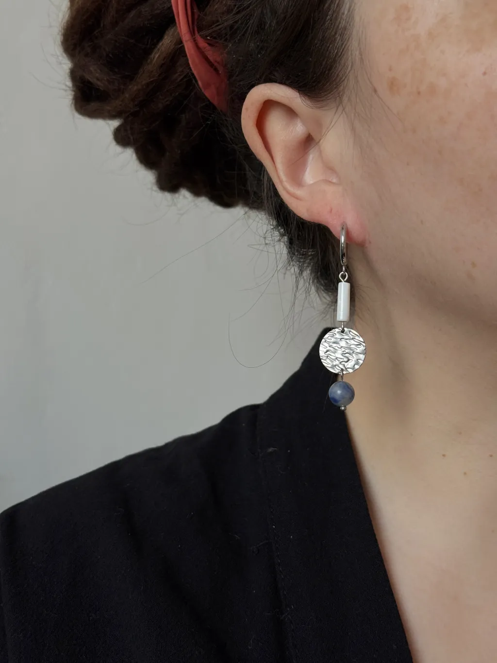 Серьги с содалитом и перламутром