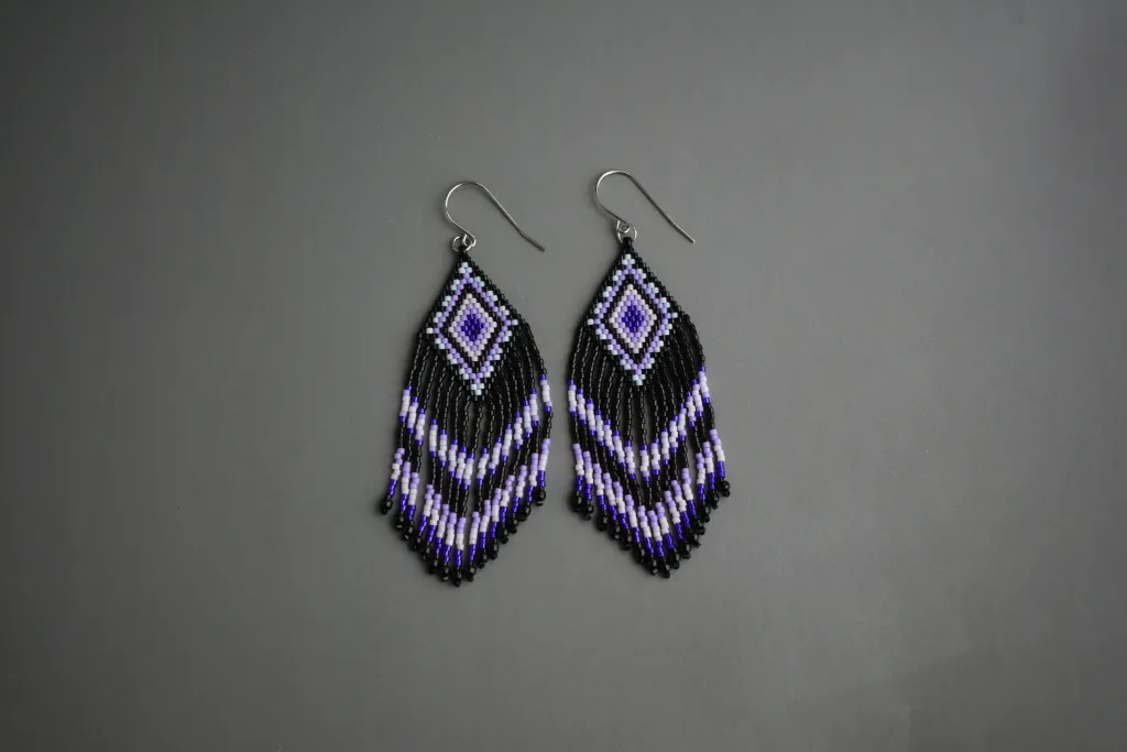 Черно-фиолетовые серьги из бисера с бахромой