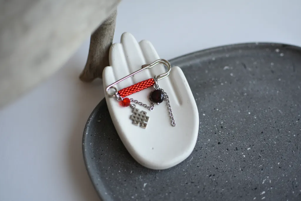 Брошь-булавка "Улзы" с гранатом