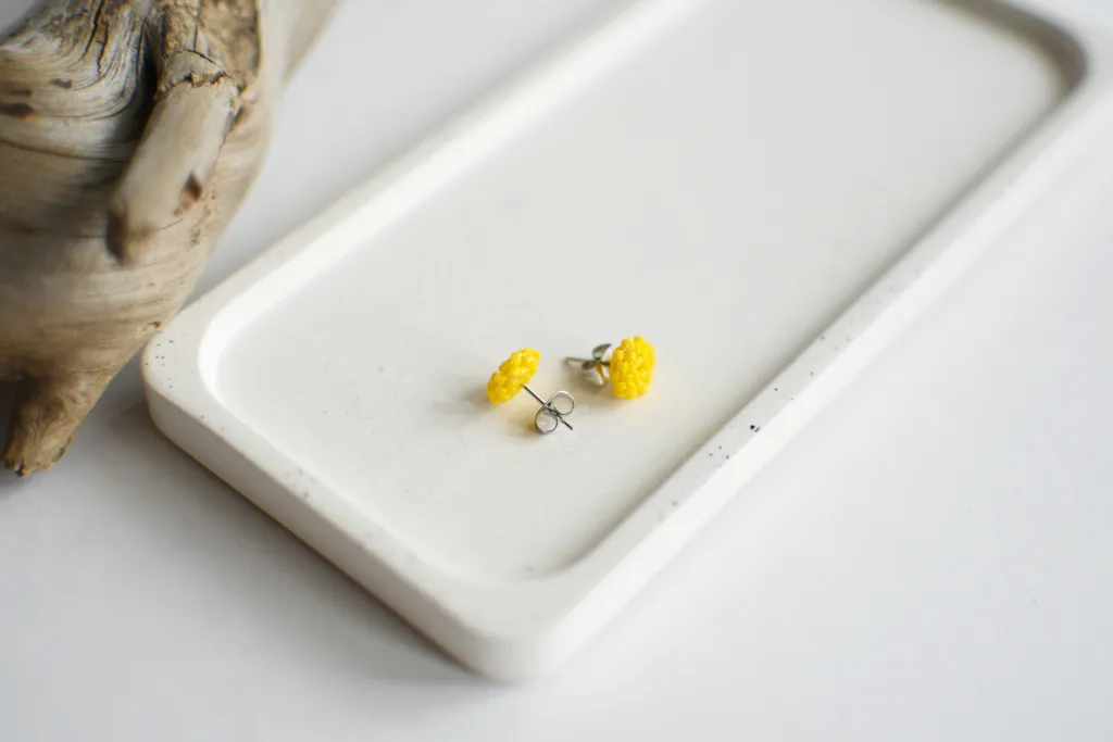 Жёлтые серьги-гвоздики из бисера