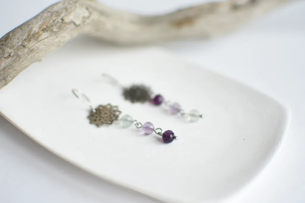 Цветочные серьги с флюоритом