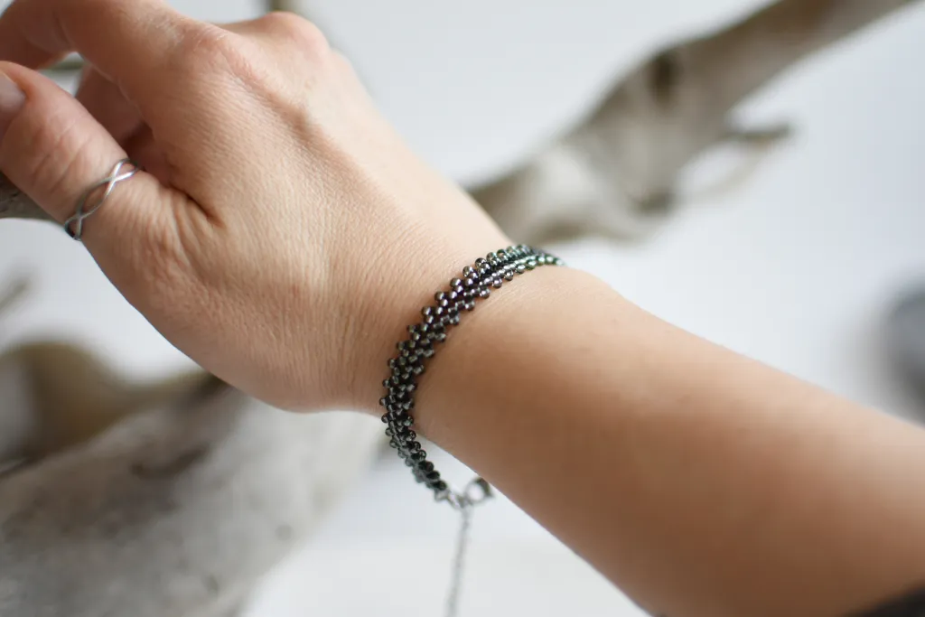 Серый браслет из бисера
