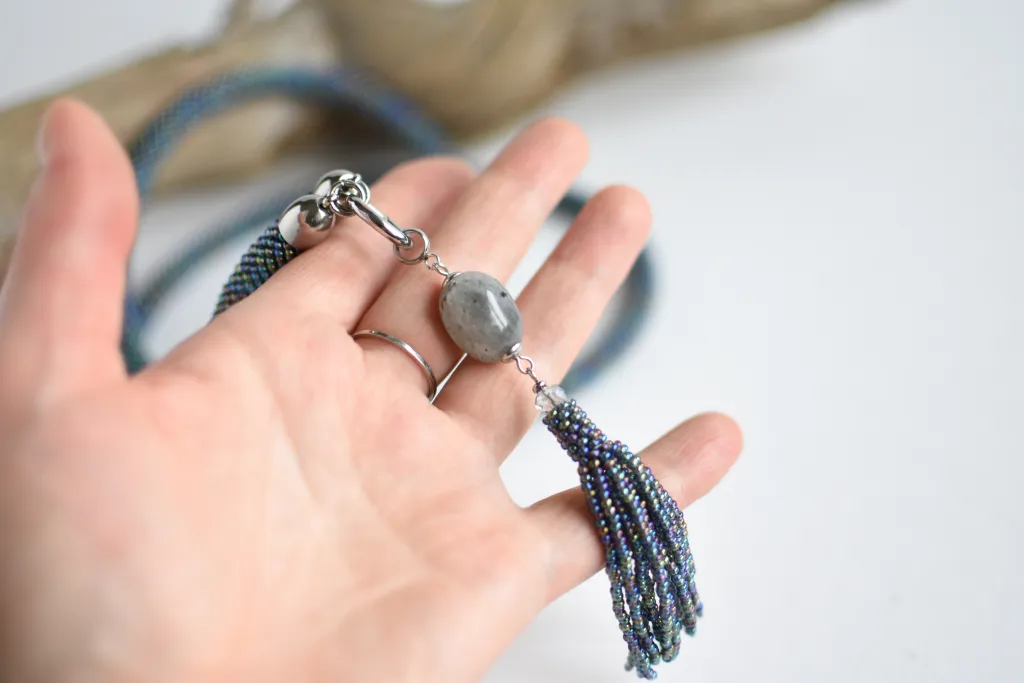 Длинный серый жгут с лабрадором и кисточкой