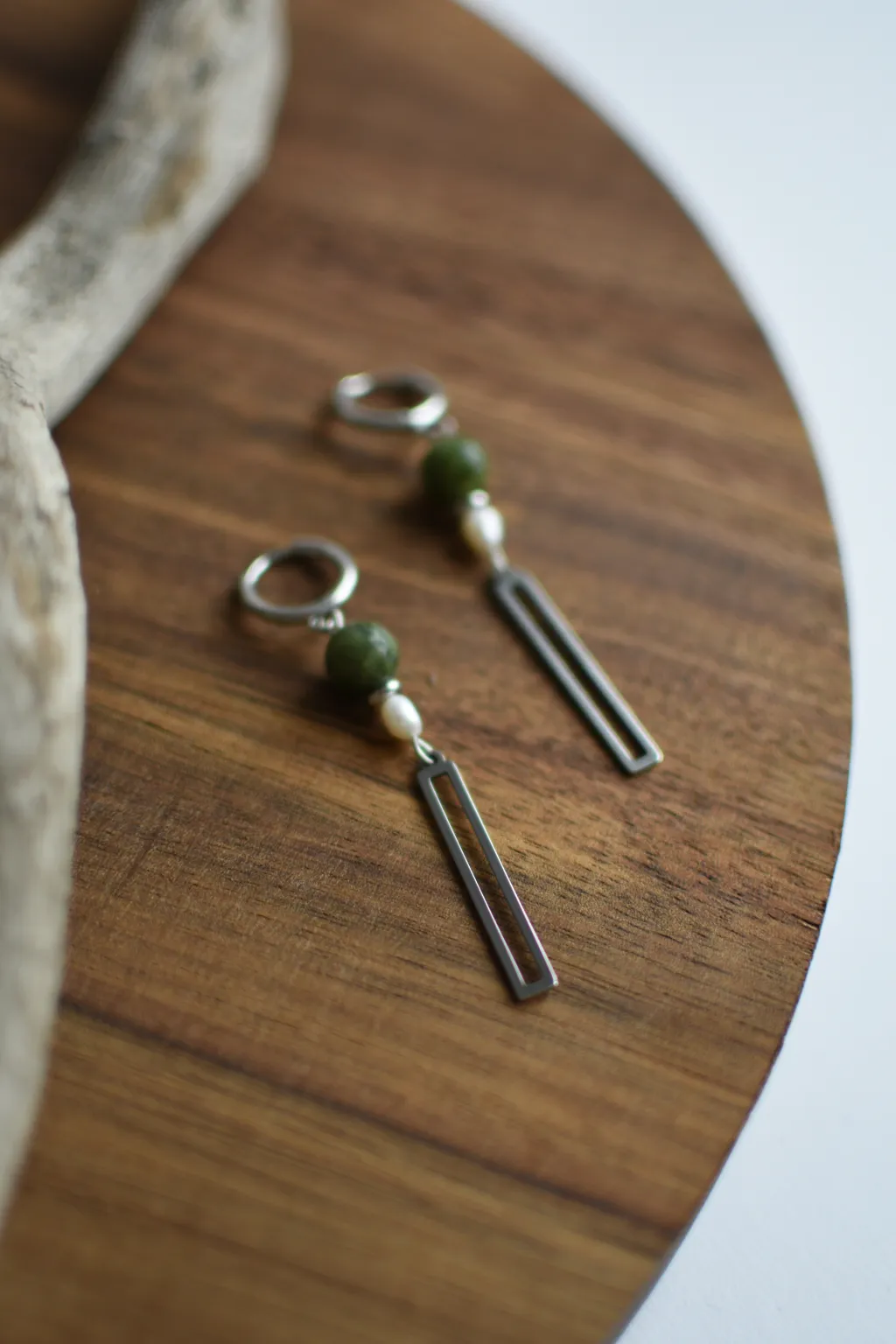 Серьги с серпентином и жемчугом