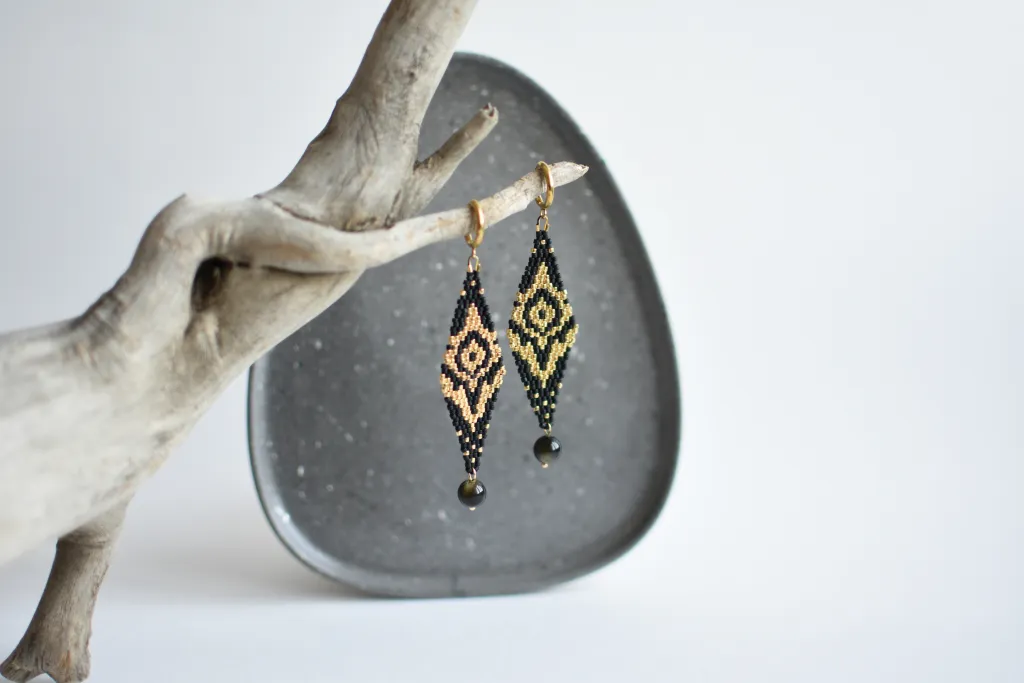 Чёрно-золотистые серьги из бисера