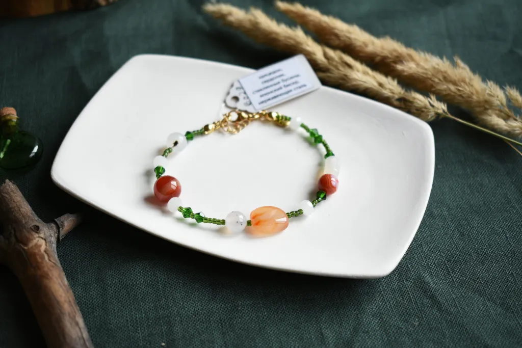 Яркий браслет с натуральными камнями