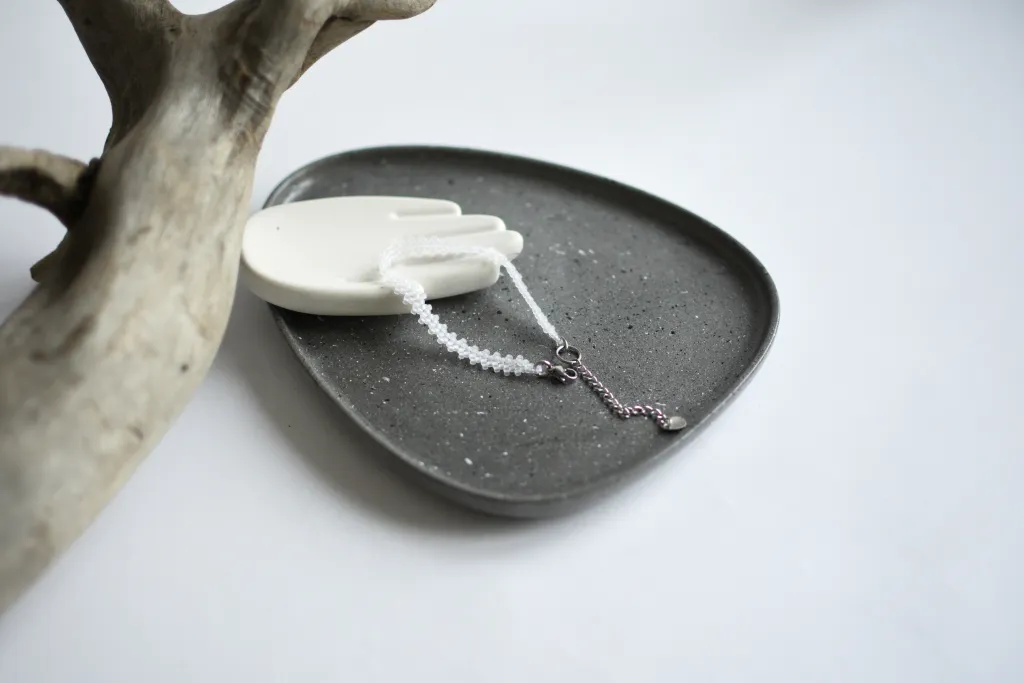 Тонкий браслет из бисера