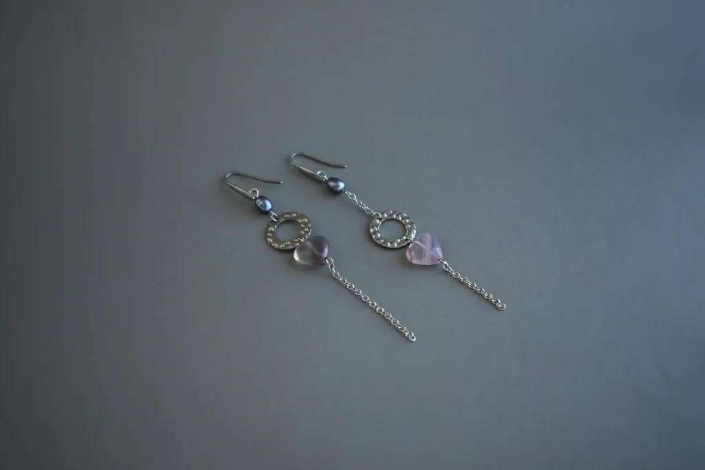 Серьги из стали с флюоритом и жемчугом