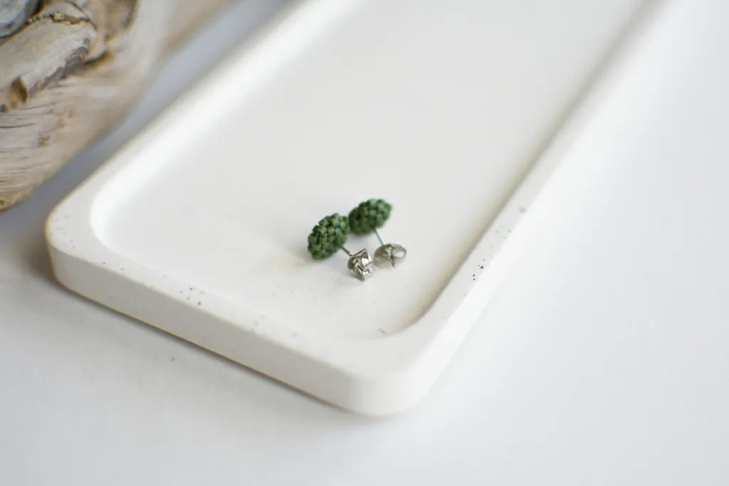 Зелёные серьги-гвоздики из бисера
