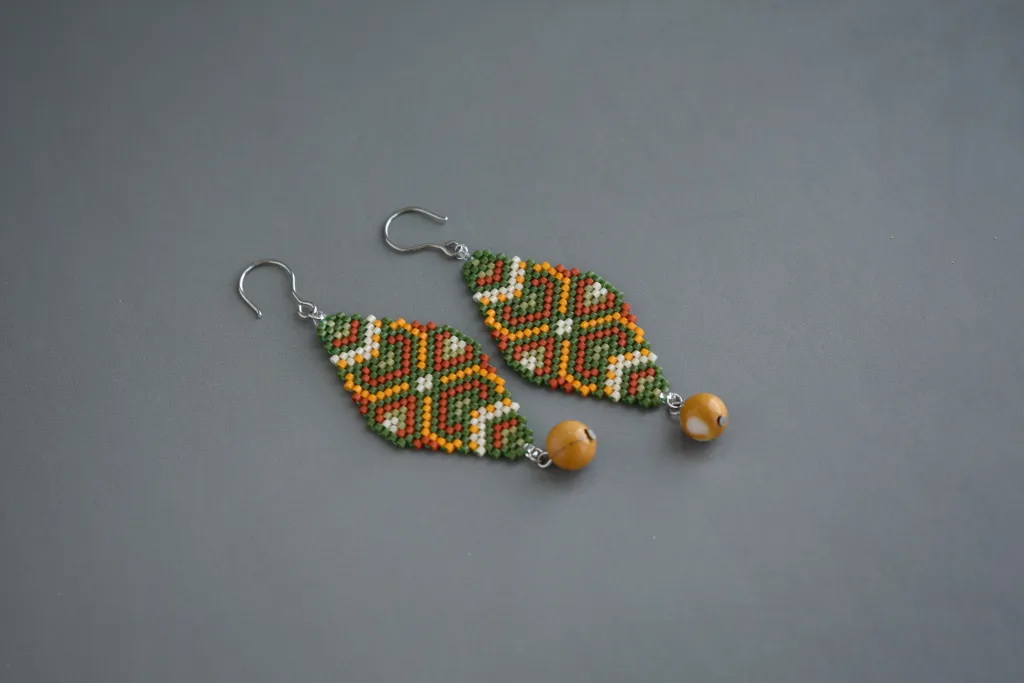 Серьги из бисера с бусинами яшмы